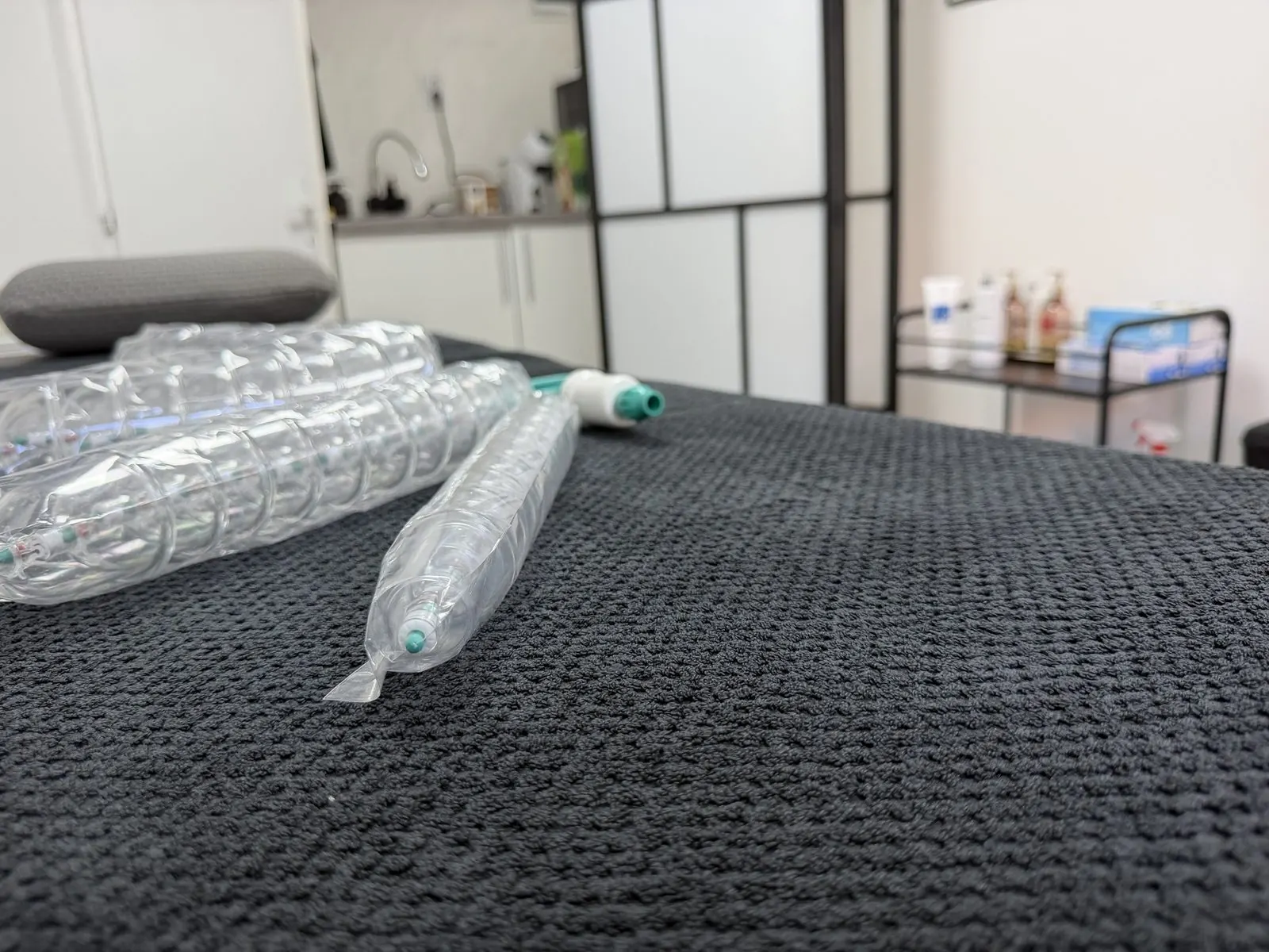 Vakuum čašice i pumpa za hidžamu na stolu za tretman