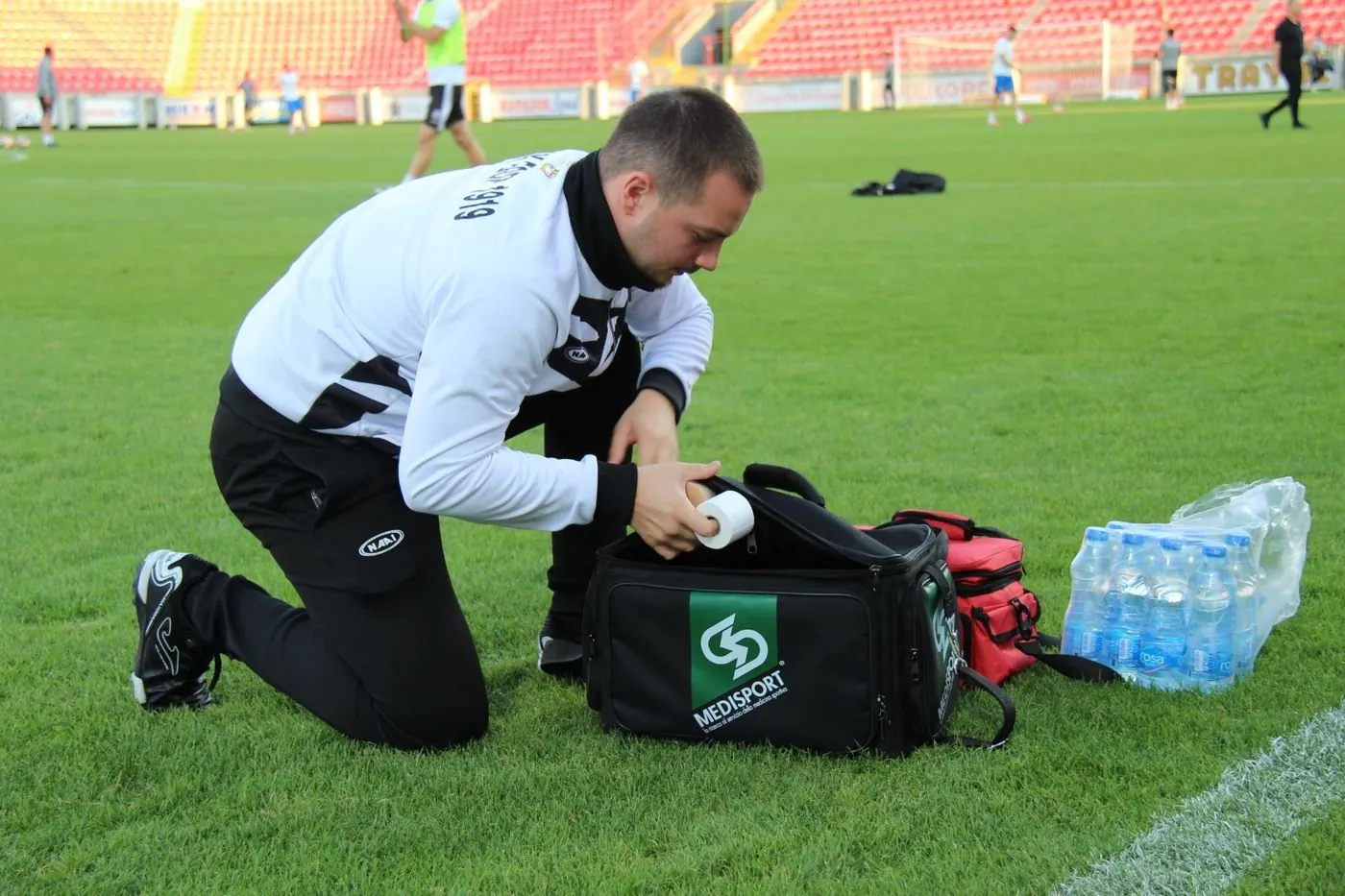 Filip priprema traku pored terena na stadionu