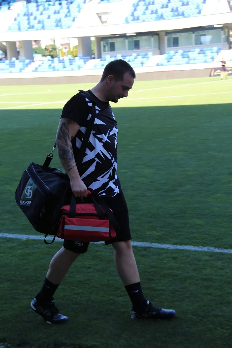 Filip na stadionu sa medicinskom torbom